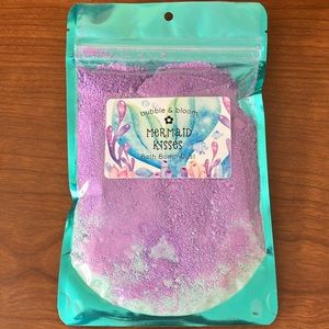 NWT Mermaid Kisses Bath Bomb Dust